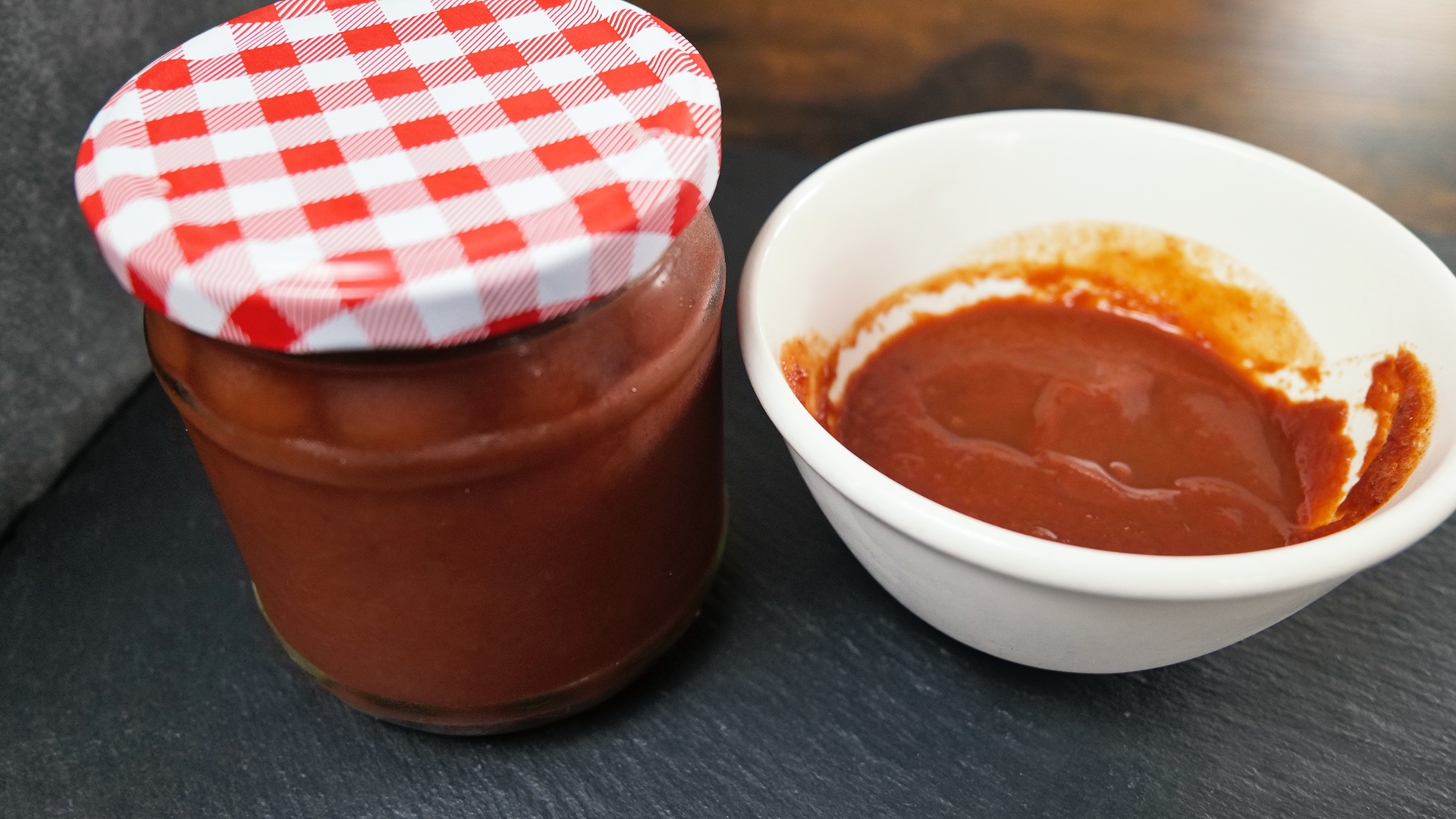 BBQ Sauce aus Pflaumen-Likör-Früchten