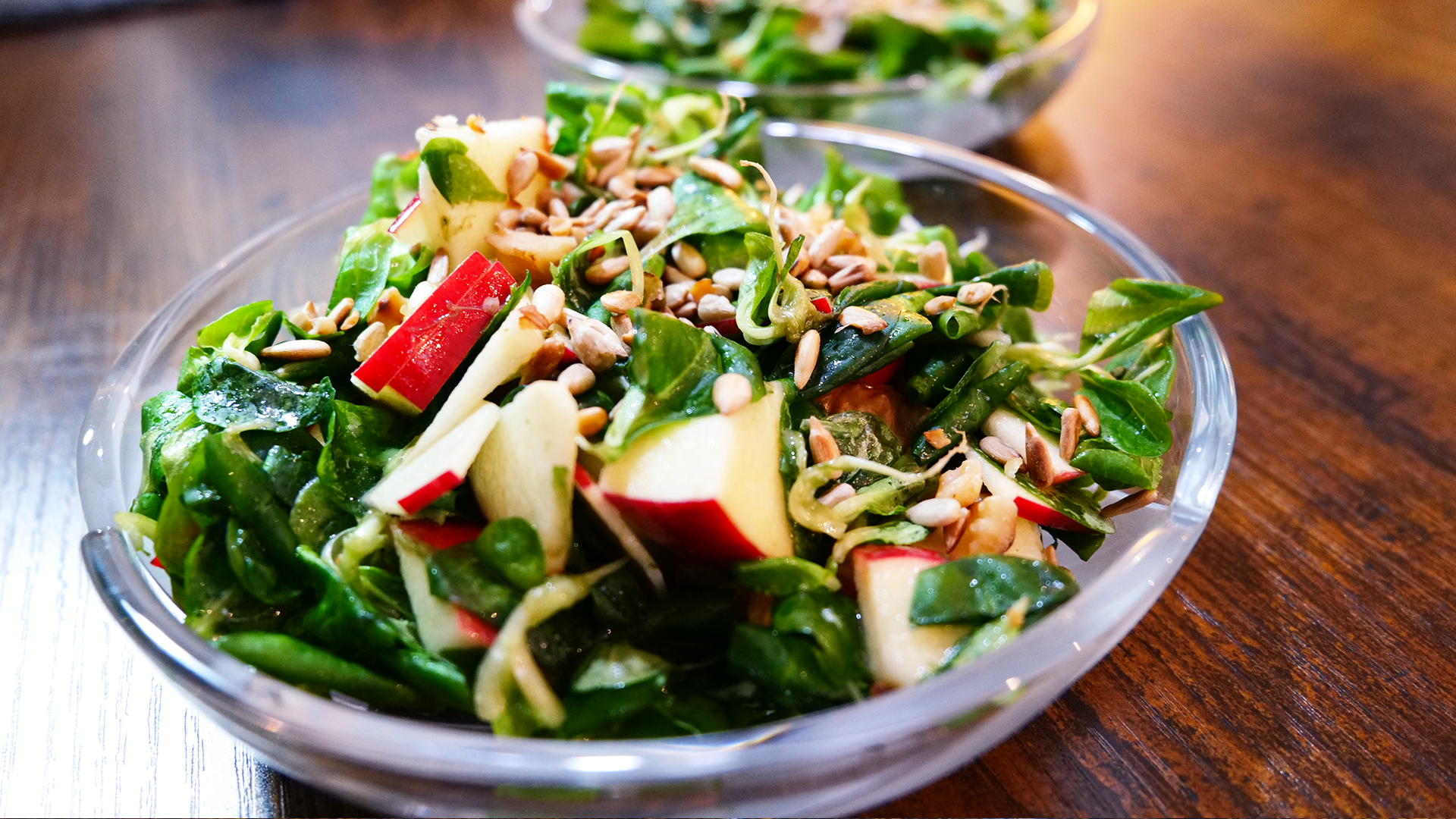 Feldsalat mit Apfel & Walnuss