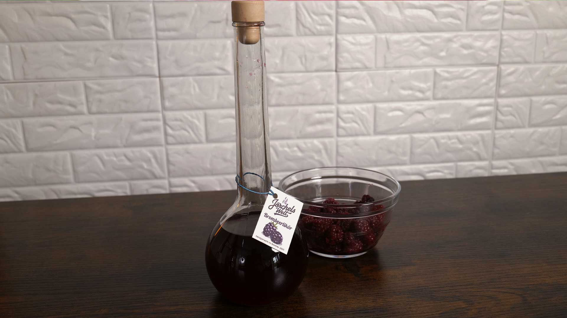 Brombeerlikör mit Wodka und Wacholderbeeren