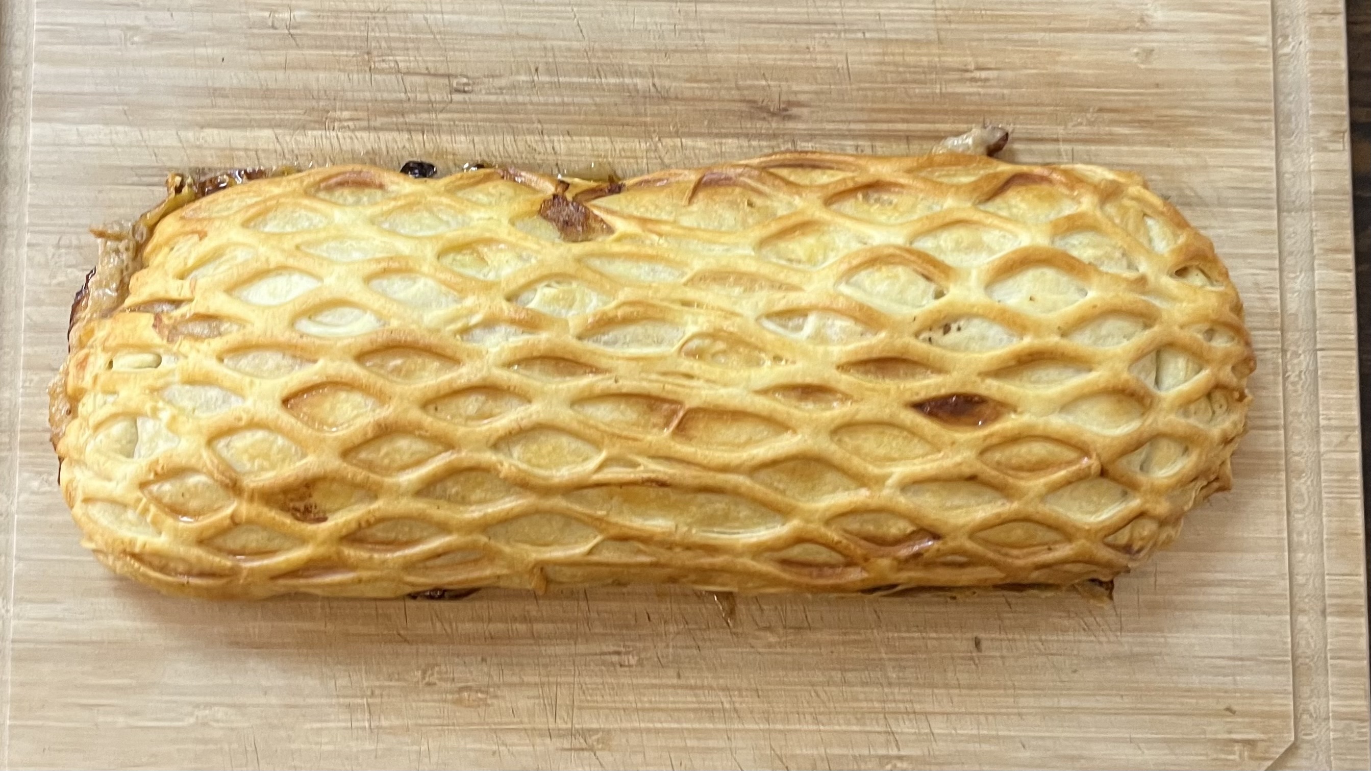 Hackbraten mit Camembert im Blätterteig